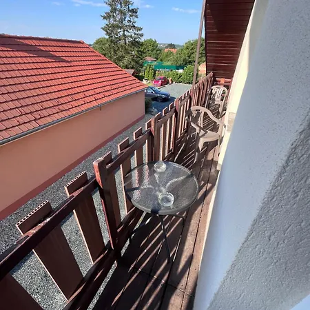 Majus 1 Vendeghaz- Se 3* Se