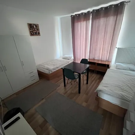 Majus 1 Vendeghaz- Se 2* Se