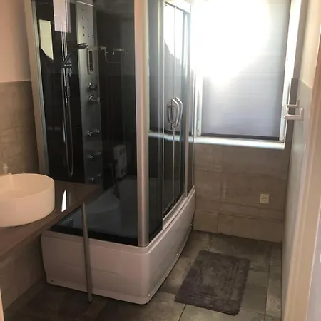Majus 1 Vendeghaz- Se 2*